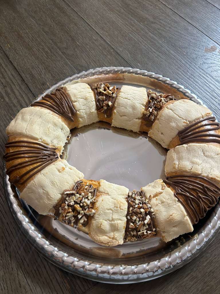 Sweet bread ring with chocolate and pecans
